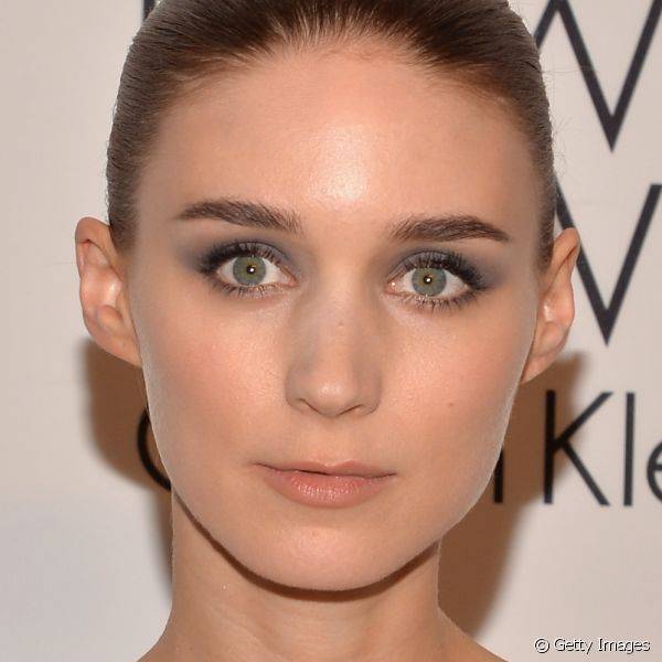Para um evento da Calvin Klein, em 2013, a atriz escolheu o cinza e apostou no esfumado suave como único ponto de atenção do rosto